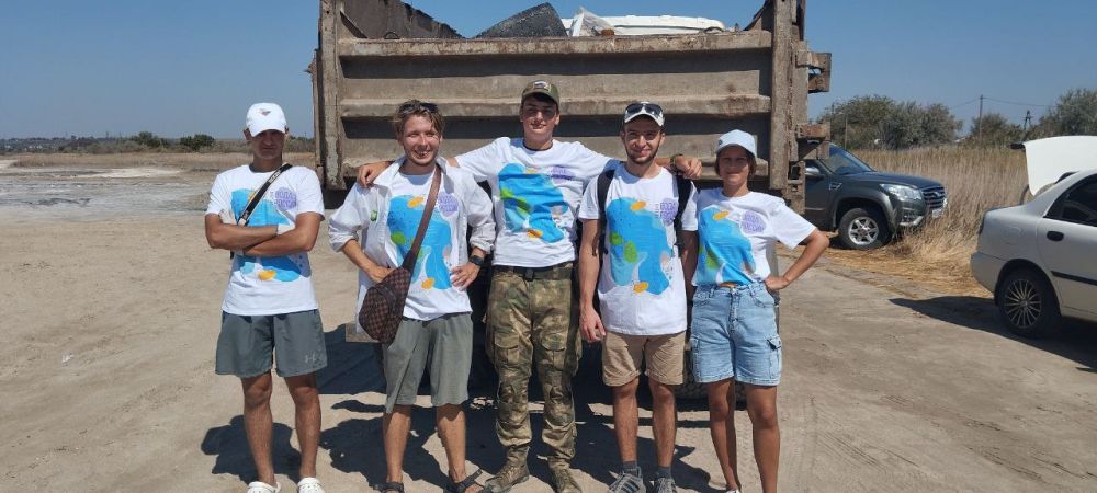 Студенты Азовского педагогического университета приняли участие во Всероссийской акции «Воды России»