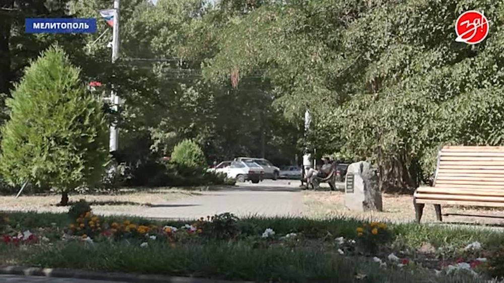 В преддверии Дня флага России в Мелитополе провели экскурсию по мемориальному комплексу для молодых активистов