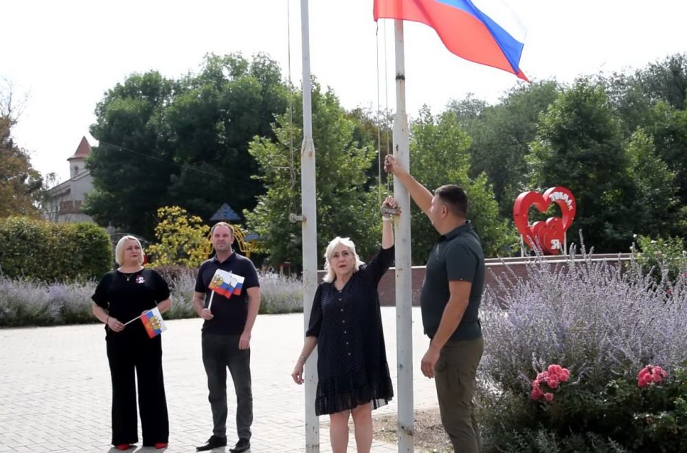 В Токмаке торжественно поднят Государственный флаг России