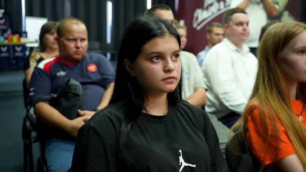 Председатель комитета по социальной политике Законодательного Собрания Запорожской Ангелина Ярчук области провела встречу с молодёжью