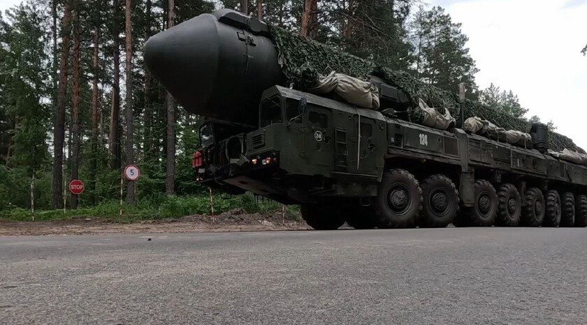 Песков уточнил причины новых подходов в российской доктрине ядерного сдерживания