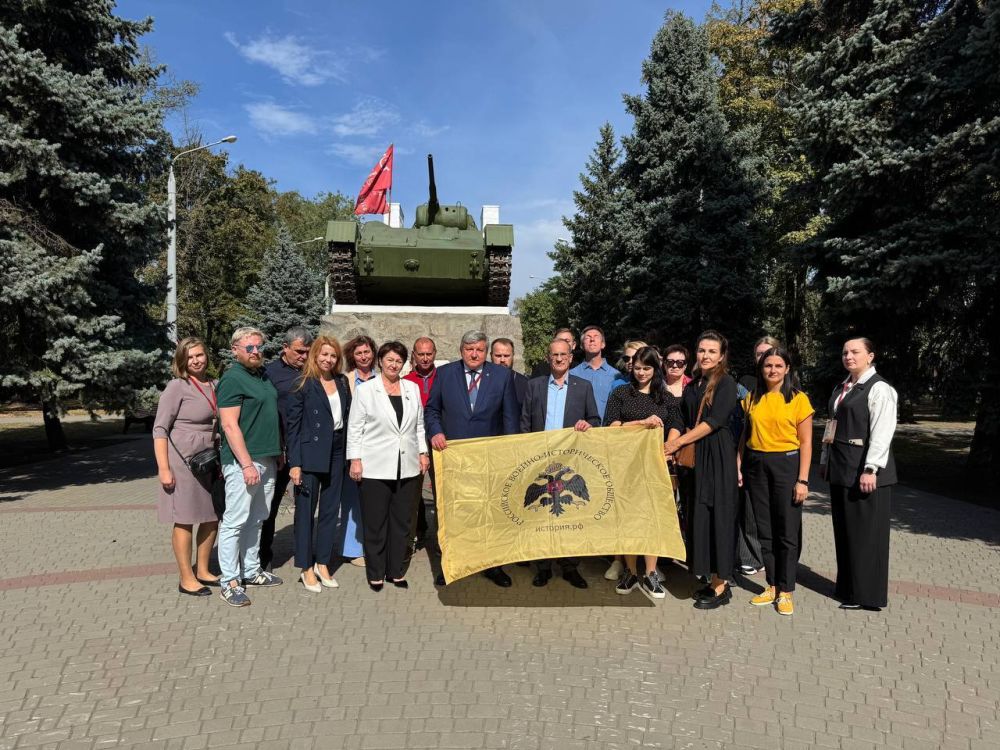 Участники просветительского десанта РВИО возложили цветы к памятнику танку Т-70 в Мелитополе