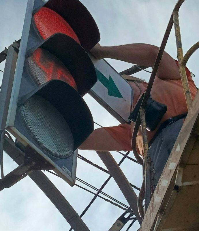 В Мелитополе демонтированы нарисованные зеленые стрелки, которые раньше разрешали поворот направо на запрещающий красный сигнал светофора