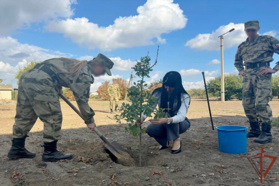 Росгвардейцы со школьниками заложили Аллею памяти в Запорожской области