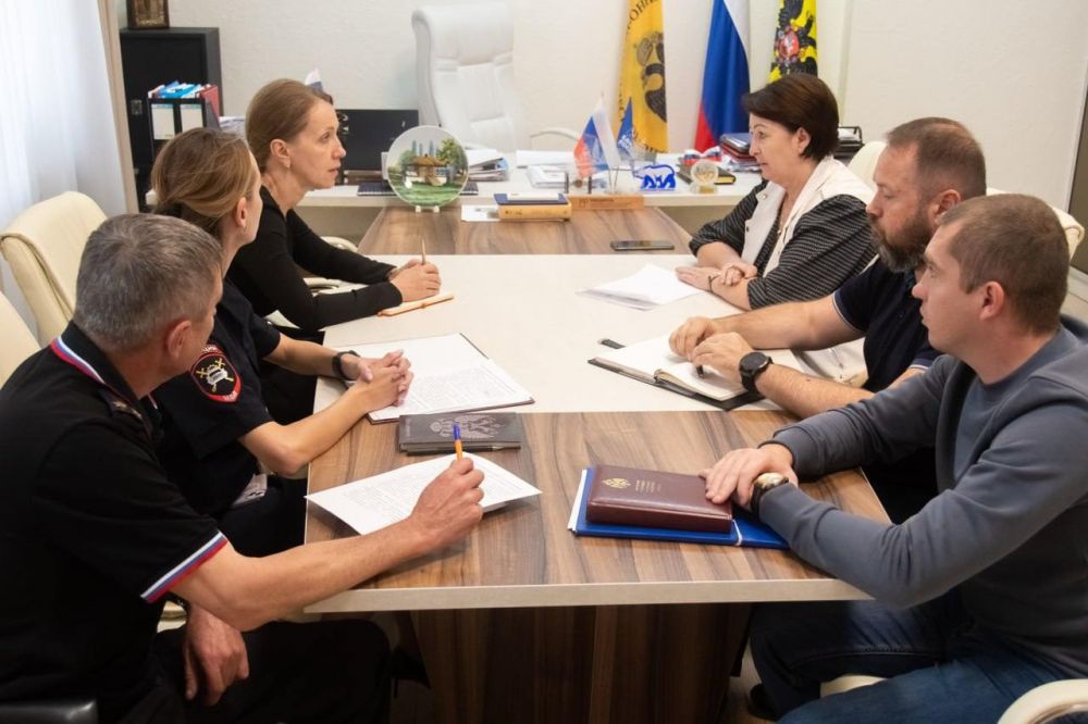 Галина Данильченко: Провели рабочую встречу с сотрудниками Отдела Госавтоинспекции Управления МВД России «Мелитопольское» и советником губернатора по правам ребенка в Запорожской области Юлией Николаевной Сажаевой