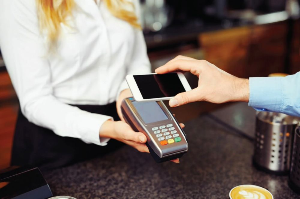 �� iPhone ����� ���������� ���������� ������ Apple Pay