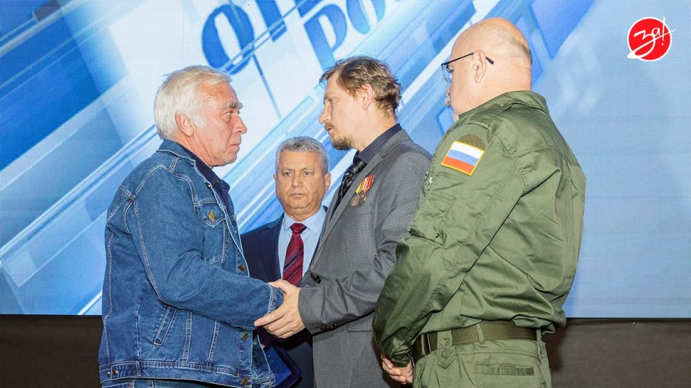 В мультимедийном историческом парке «Россия – моя история» состоялось награждение медалью общественного признания «Отец солдата» отцов погибших в ходе СВО добровольцев