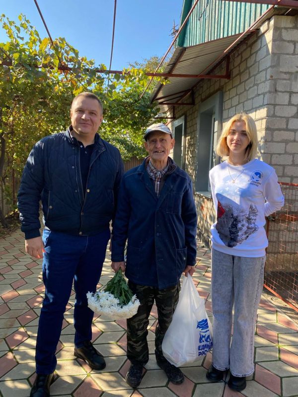 Депутаты Мелитопольского городского совета Виталий Плакун поздравил ветерана Великой Отечественной войны Ивана Пантелеевича Логвинченко с праздником