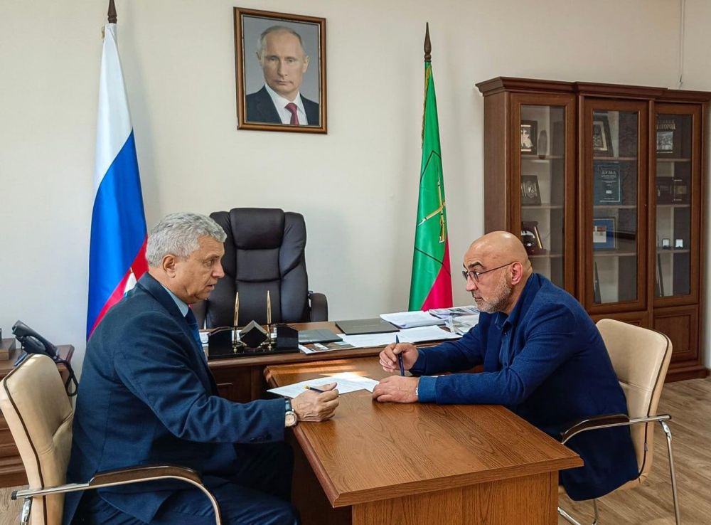 Встреча председателя Заксобрания ЗО Виктора Емельяненко с депутатом, членом фракции «Единая Россия» Ренатом Карчаа