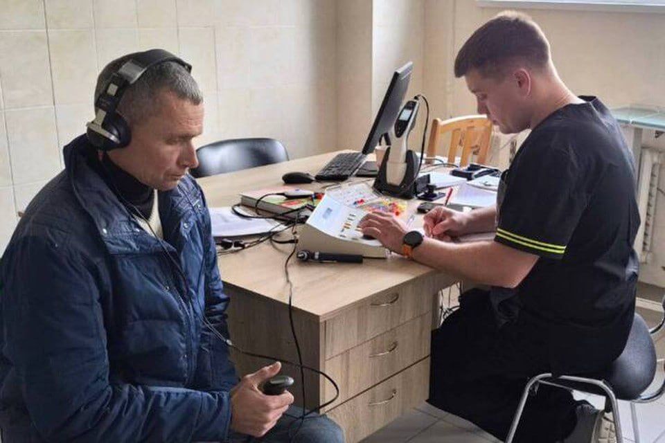 Более 100 слабослышащих пациентов принял в Мелитополе сурдолог из Москвы