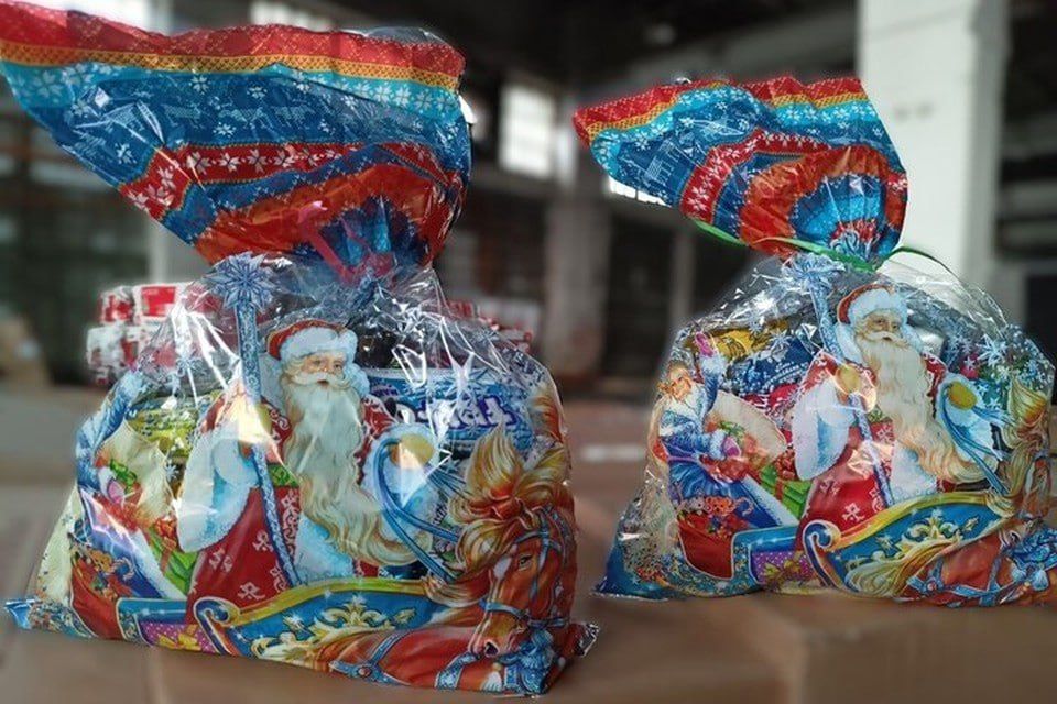 В Токмакский и Пологовский округа доставят более 3,5 тысяч новогодних подарков