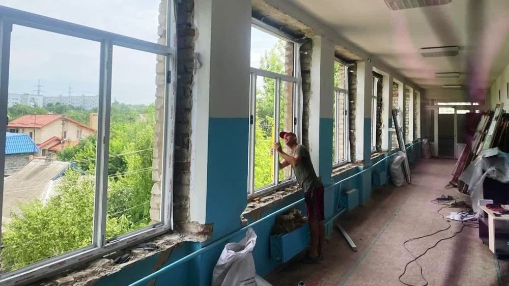 Далекое стало близким.. Героем седьмого эпизода сериала «Неновые регионы: дорога» домой» стал руководитель Центра управления регионом Забайкальского края Роман Шадрин. Его бабушка, дедушка и мама жили в Донецке, и сейчас у...