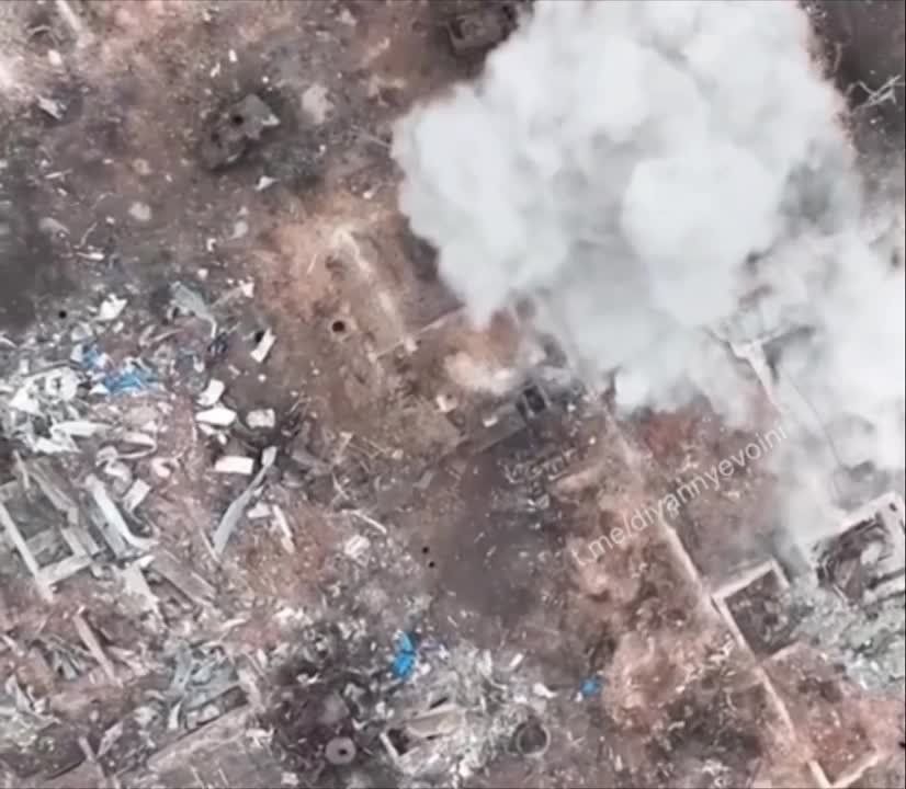 Российский штурмовик закидывает ТМку в укрытие украинских военнослужащих