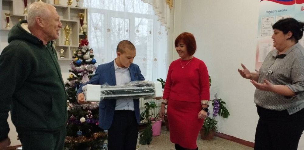 Токмакские депутаты от партии «Единая Россия» исполнили желание юного музыканта из Молочанска