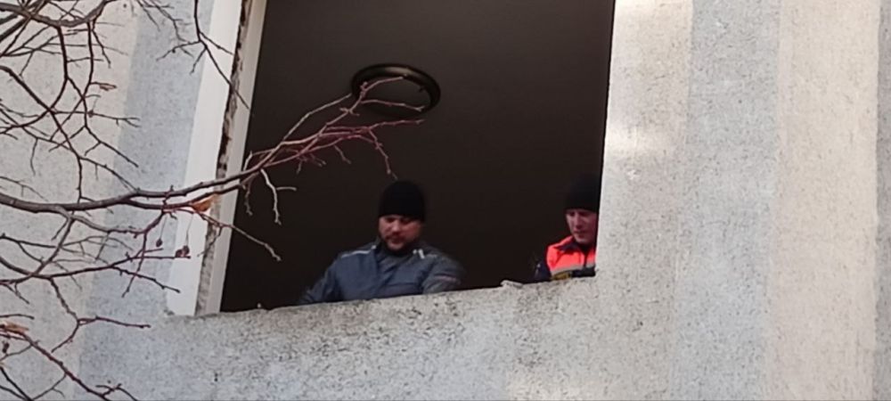 В Токмаке замена поврежденных обстрелами ВСУ стекол в административном здании ведется при содействии пензенцев