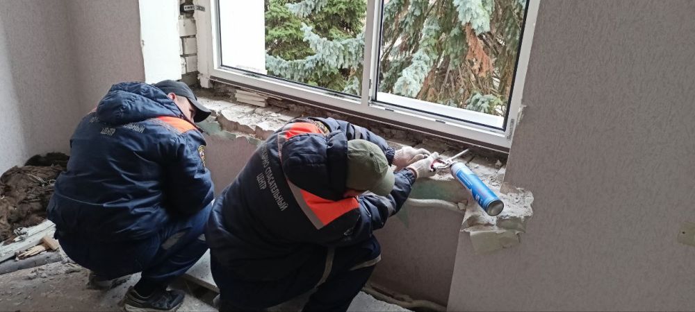 Аварийно-восстановительная бригада Пензенской области продолжает работать на поврежденных обстрелами объектах в Токмаке