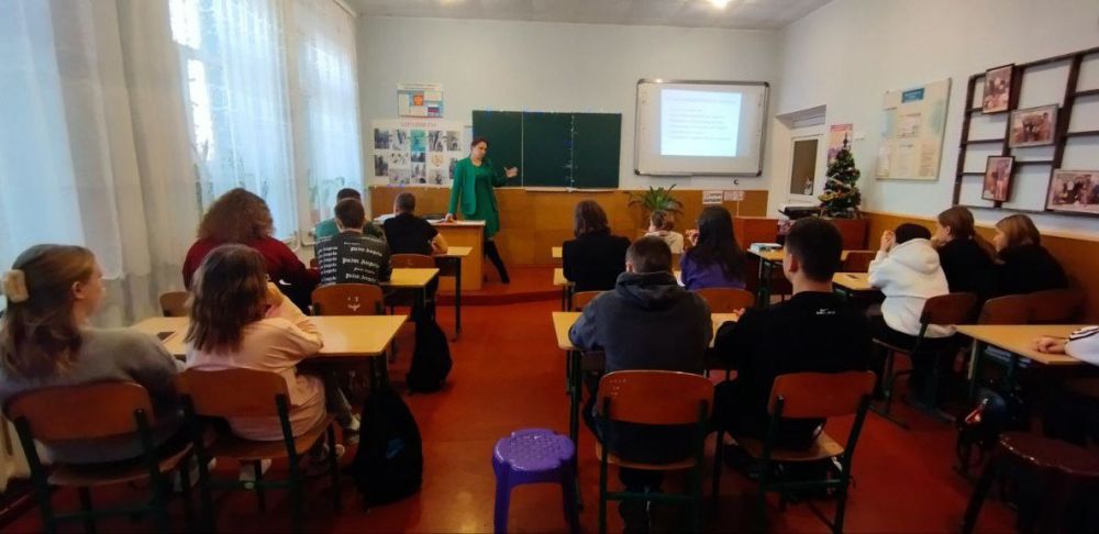 В рамках сотрудничества с учреждениями образования по правовому воспитанию подрастающего поколения председатель территориальной избирательной комиссии №16 провела лекцию "Избирательная система" для старших классов ГБУ ОО ЗО...