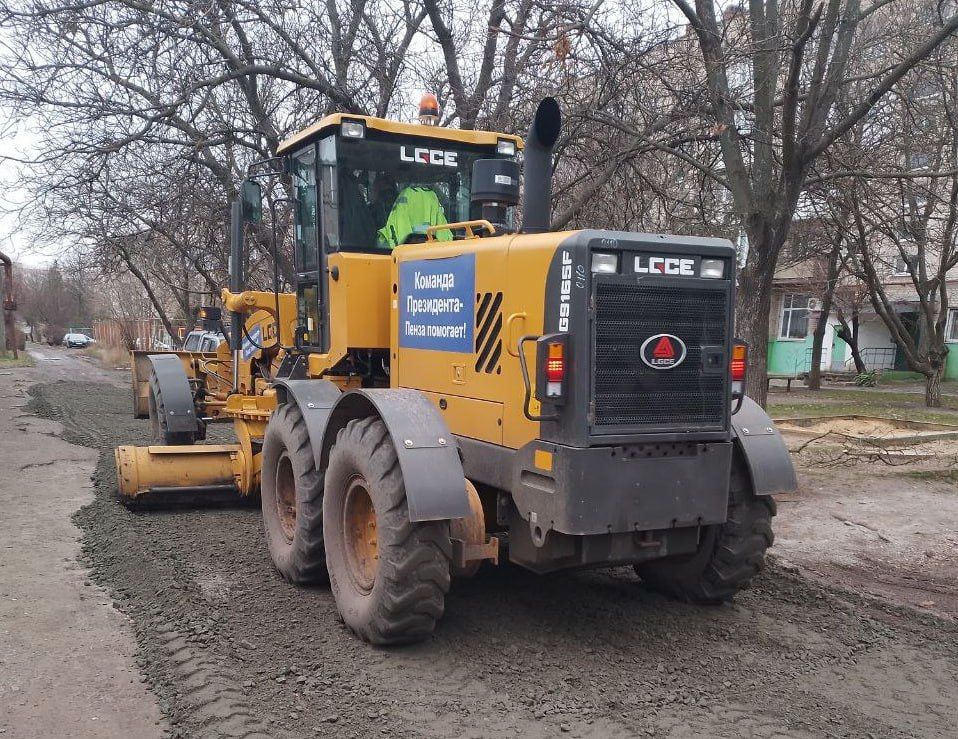 В Токмаке прогрейдировали и засыпали щебнем проблемный участок дороги