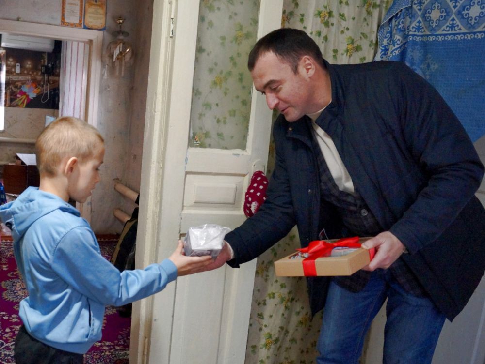 В рамках Всероссийской акции "Елка желаний" Первый заместитель Министра энергетики Запорожской области Алексей Москаленко исполнил мечту Максима