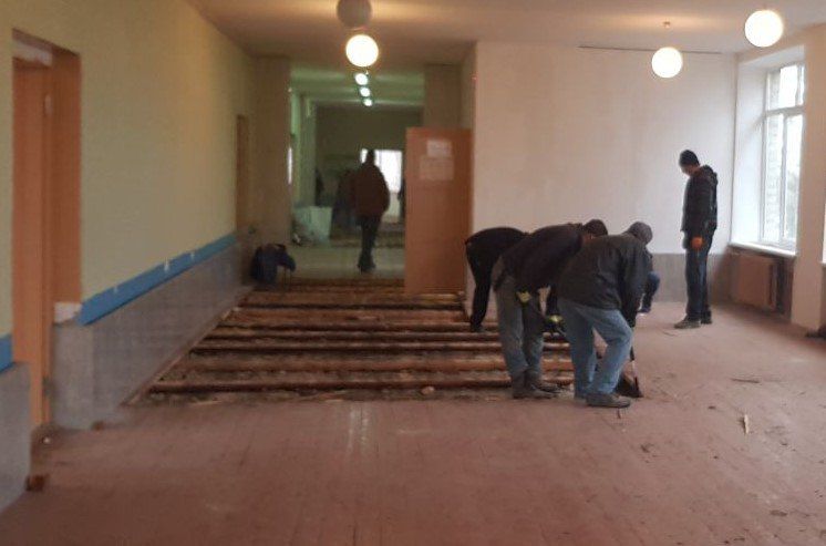 Подрядчики демонтируют старое напольное покрытие в помещениях школы №12 города Токмак