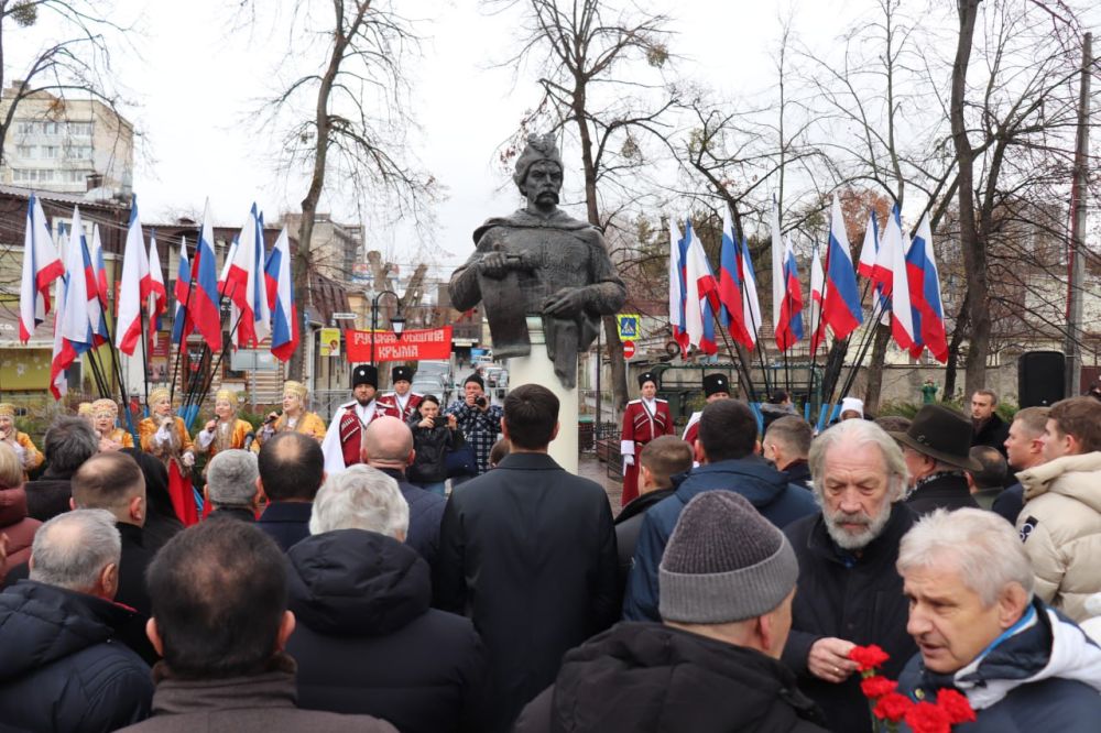 Делегация Запорожской области приняла в Крыму участие в митинге по случаю годовщины Переяславской Рады