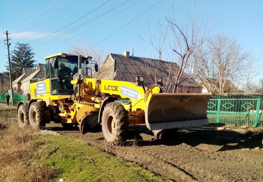 В Токмакском муниципальном округе грейдируют проблемные участки дорог