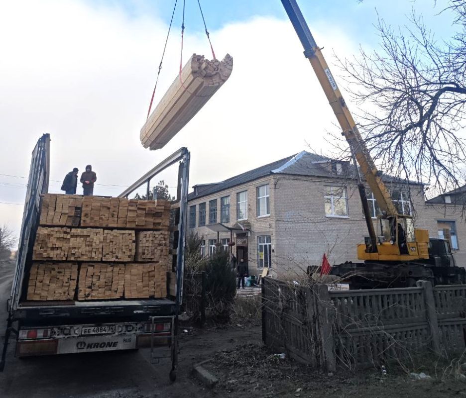 Пензенские подрядчики приступили к ремонту крыши школы №12 в Токмаке