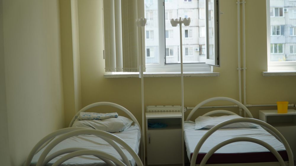 Пострадавший от атаки ВСУ в Запорожской области получает лечение в Крыму