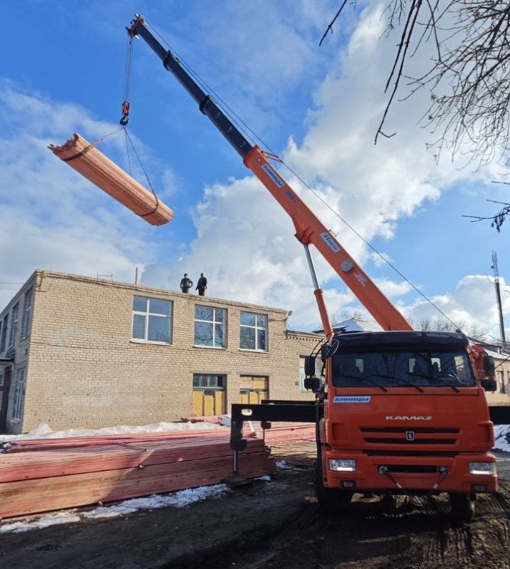 На крыше здания Токмакской школы №12 монтируют стропильные конструкции