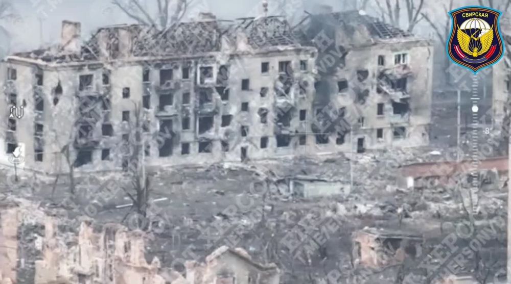 Разведчик 215 ОРБ 98 дивизии ВДВ с позывным «Боцман» наводит суету в логове неонацистов fpv-дроном камикадзе в населенном пункте Часов Яр