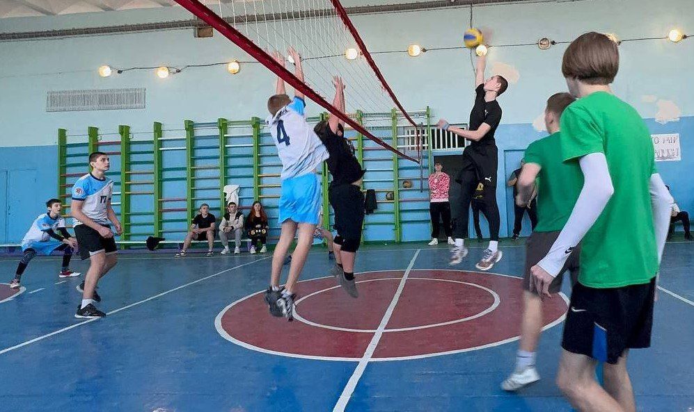 В Токмаке прошли соревнования по волейболу «Кубок города Токмак», приуроченные ко Дню защитника Отечества