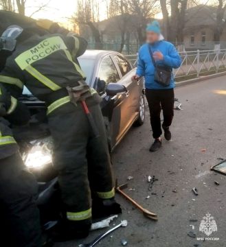 В Мелитополе сотрудники МЧС России деблокировали водителя, зажатого в легковом автомобиле