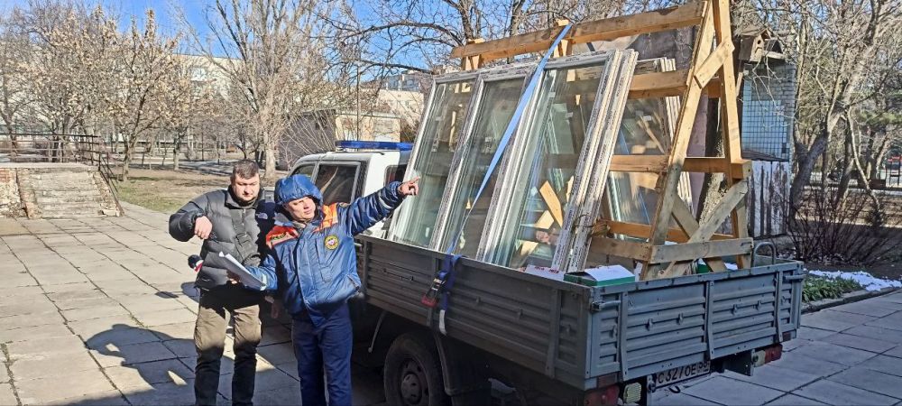 Пензенцы начали монтаж новых окон в спортивном учреждении Токмака