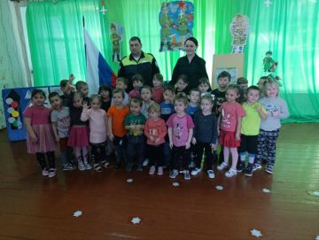 Сотрудники Госавтоинспекции Запорожской области побывали в гостях у воспитанников "Семёновского детского сада №43 "Сказка"".