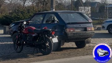 Сотрудники Госавтоинспекции проводят проверку по факту дорожно-транспортного происшествия, в котором получил травмы несовершеннолетний водитель