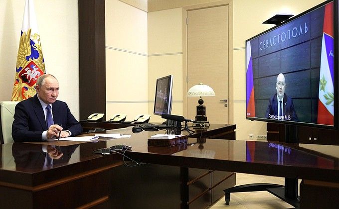 Президент в режиме видеоконференции провёл рабочую встречу с губернатором Севастополя Михаилом Развожаевым. Глава региона представил подробный доклад о социально-экономическом развитии города федерального значения за последние пять лет