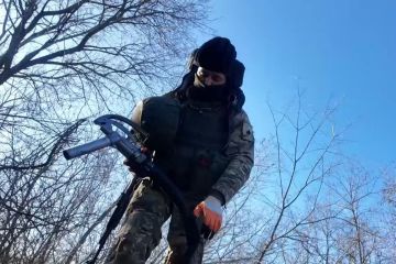 Специалисты службы горючего Новороссийского гвардейского горного соединения ВДВ в круглосуточном режиме обеспечивают заправку военной техники на передовой в Запорожской области