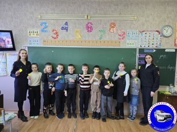 Сотрудники Госавтоинспекции города Мелитополя провели для учащихся начальных классов Мелитопольской СОШ № 4 и Мелитопольской СОШ № 15 мастер-классы «Засветись ради жизни!»