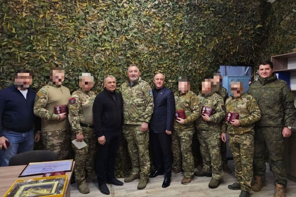 Владимир Константинов: Рабочую поездку в Запорожскую область начал со встречи с сенатором Российской Федерации от региона, командиром добровольческого отряда «БАРС — Сармат» Дмитрием Олеговичем Рогозиным