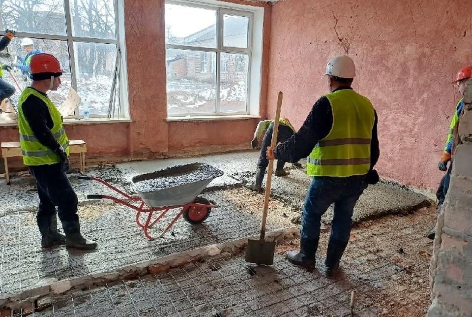 В школе №12 в Токмаке на треть залили основание новых полов