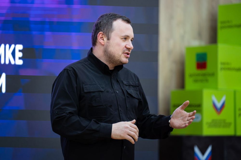 Антон Тицкий: Совместно с депутатом Государственной Думы Артёмом Бичаевым вручили благодарственные письма представителям аппарата Запорожского регионального отделения партии «Единая Россия»