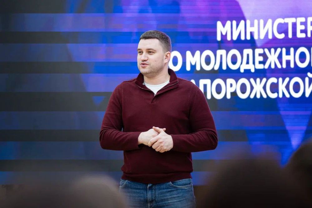 Вместе с заместителем губернатора Запорожской области Антоном Тицким наградили неравнодушных жителей области, активистов регионального отделения Единой России и Молодой Гвардии