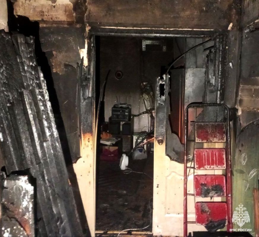 Сотрудники МЧС России спасли женщину из пожара