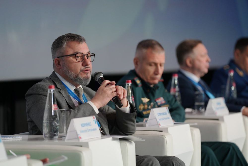 В пленарном заседании, посвященном вопросам безопасности, приняли участие представители разных уровней власти и структур