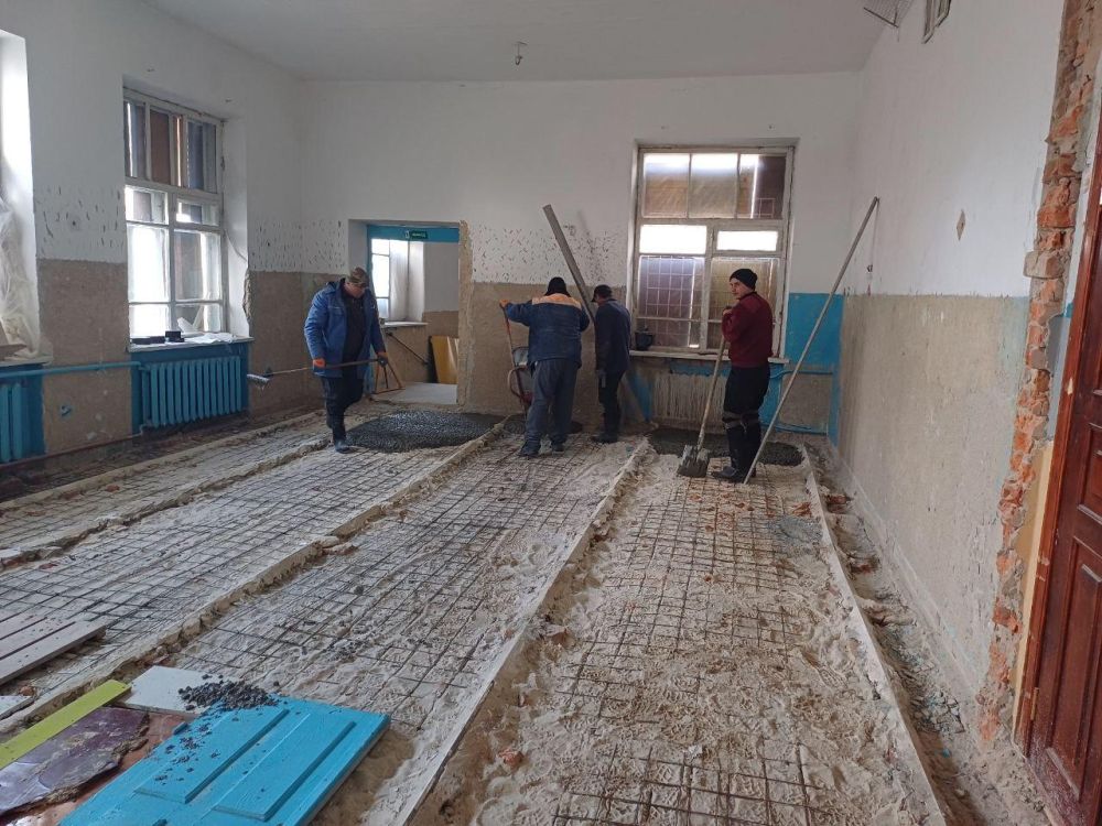 Завершена заливка бетонной стяжки пола на первом этаже здания школы № 12 города Токмак