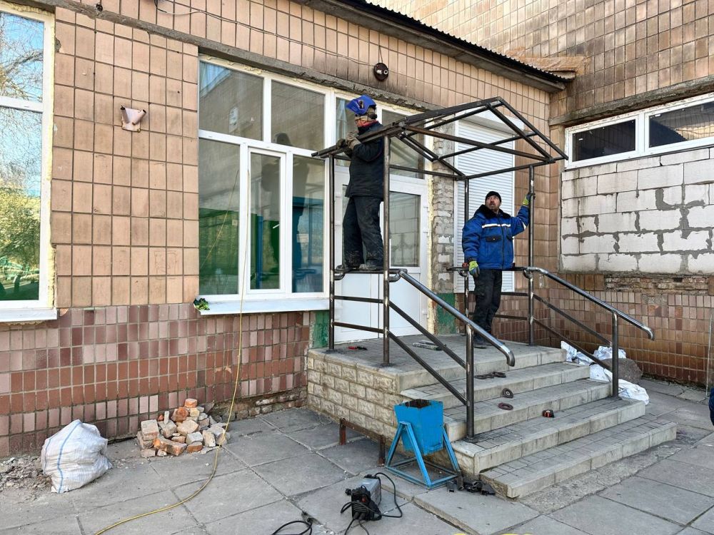 На входе в зал акробатики города Токмак появилось крыльцо