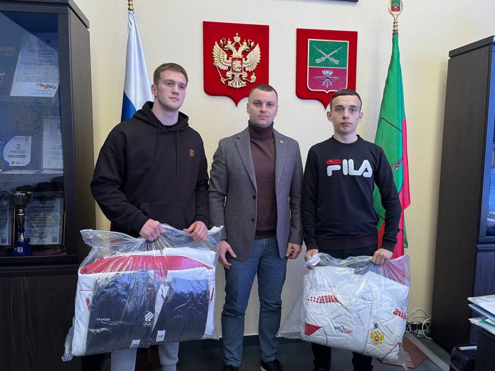 И.о. Министра спорта и туризма Запорожской области наградил тренеров Запорожской области спортивной экипировкой!