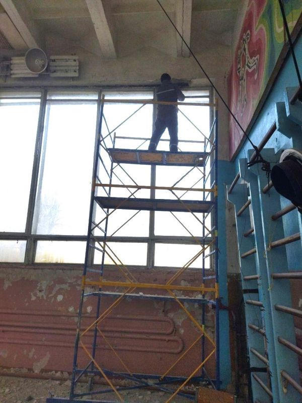 В зале акробатики спортивного объекта в Токмаке начали установку окон большого формата