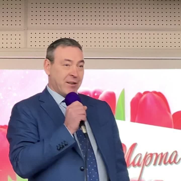 Депутаты «Единой России» совместно с Максимом Пуховым поздравили сотрудниц образования с8МАРТА