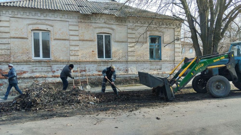 С наступлением весны работы по благоустройству территорий Токмакского муниципального округа выходят на первый план